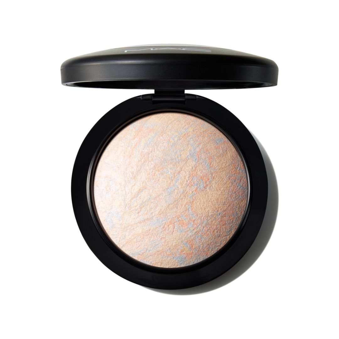 M·A·C Mineralize Skinfinish - פודרה אפויה להארה וגימור זוהר