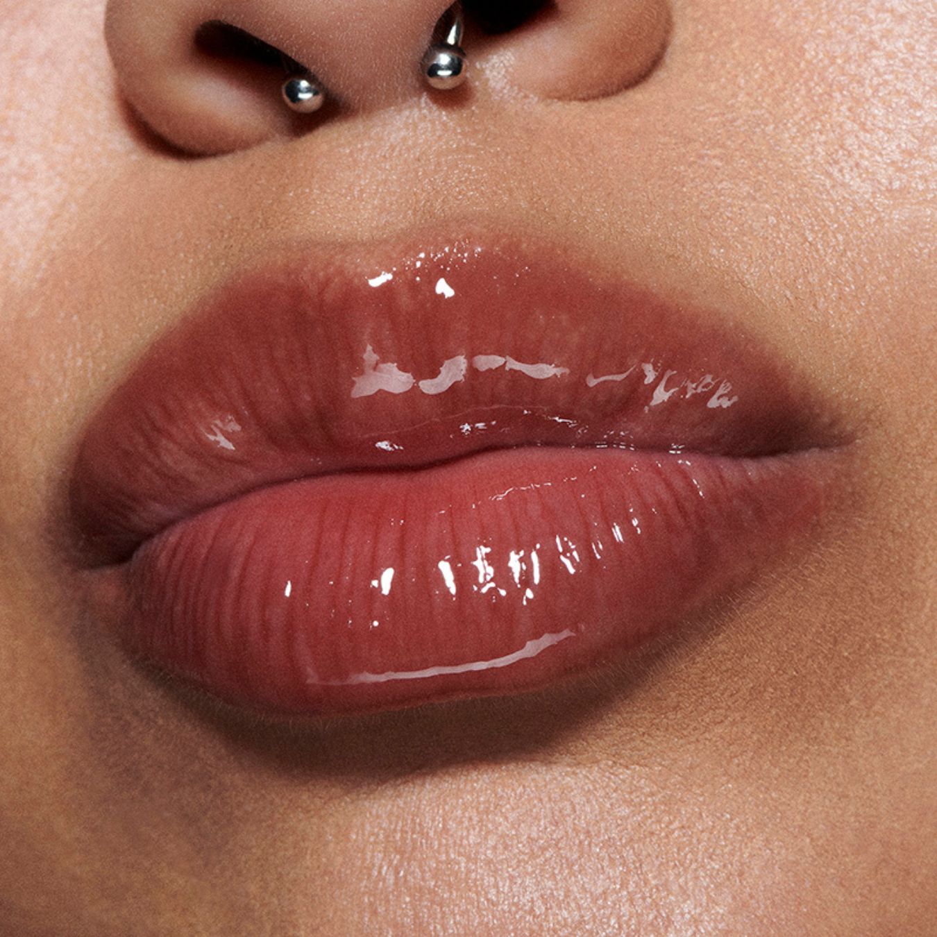 M·A·C Lipglass Air - גלוס מבריק וקל משקל בפורמולה שאינה דביקה