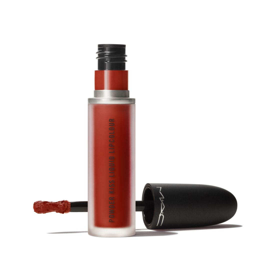 שפתון נוזלי M·A·C Powder Kiss Liquid Lipcolour בגימור מאט מטושטש ומרקם קציפתי לעמידות ונוחות