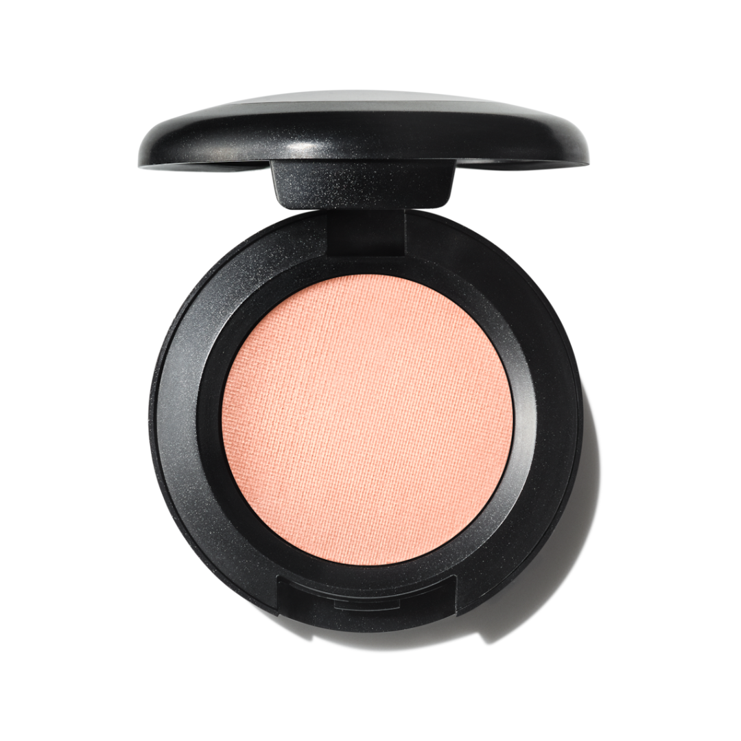 צללית עיניים M·A·C Eye Shadow Satin בגימור סאטן מואר ומרקם משי קטיפתי