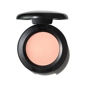 צללית עיניים M·A·C Eye Shadow Satin בגימור סאטן מואר ומרקם משי קטיפתי