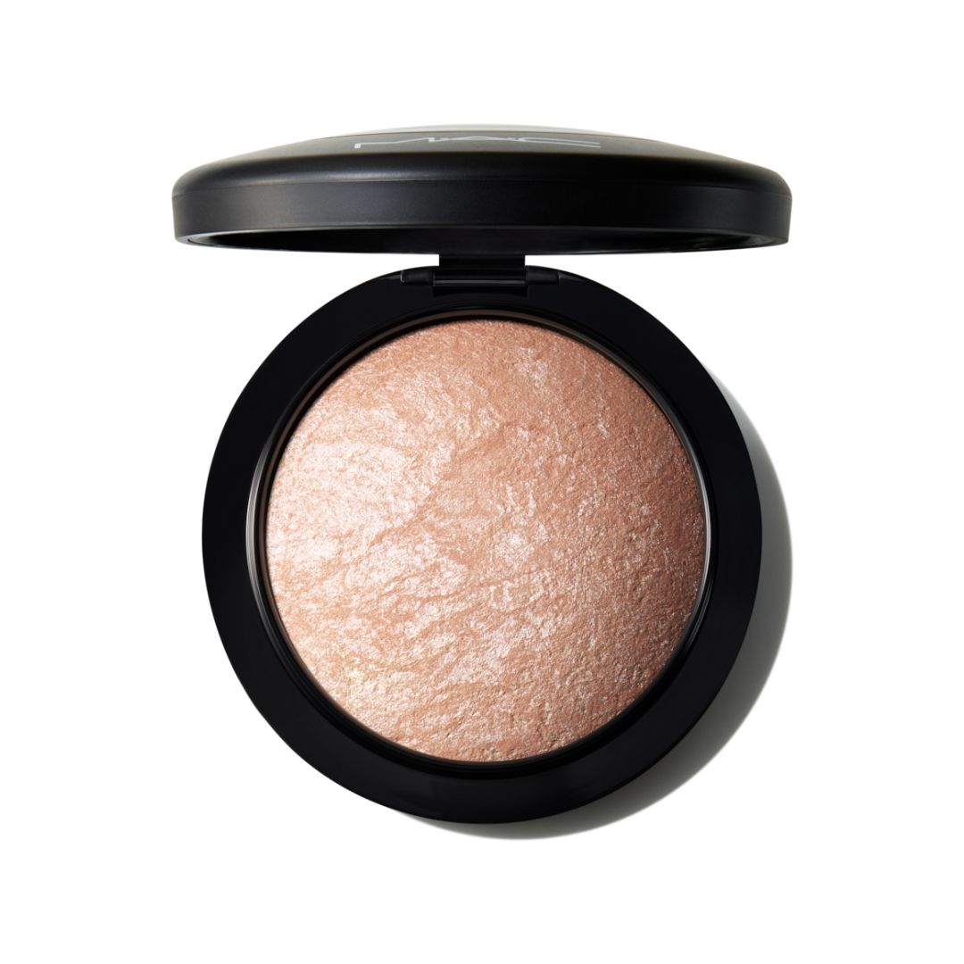 פודרה אפויה M·A·C Mineralize Skinfinish להארה יוקרתית וגימור זוהר וקטיפתי לעור