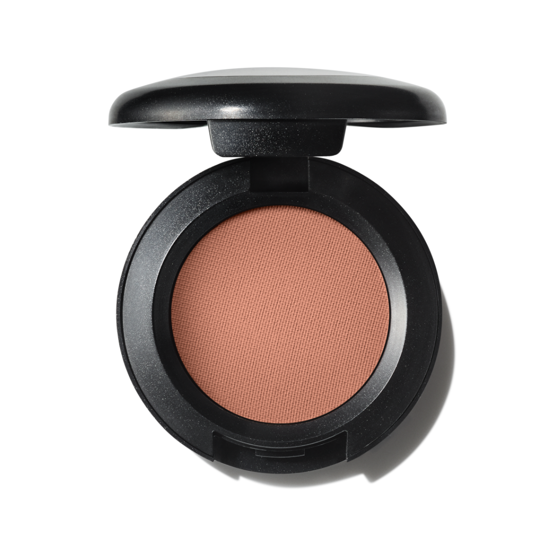 צללית עיניים M·A·C Eye Shadow Matte בגימור מאט קטיפתי ופיגמנט עשיר להגדרה ופיסול