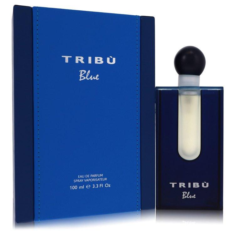 בקבוק בושם Tribu Blue לגבר מבית Benetton בעיצוב ארכיטקטוני בגווני כחול עמוק צלולים, המקרין רעננות של תווים ימיים, לבנדר ועץ ארז.