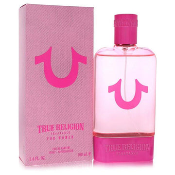 בושם True Religion Pink לאישה - אדל פרפיום יוקרתי המשלב תפוח ירוק, פירות יער ווניל בבקבוק מעוצב המקרין שיק אמריקאי ורוד.