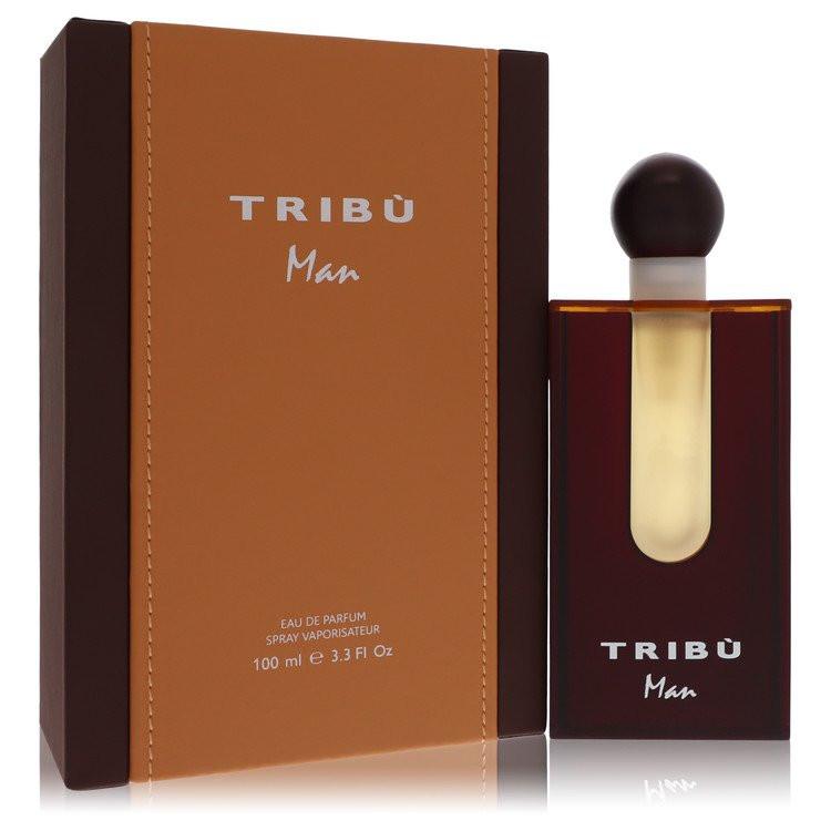 בקבוק בושם Tribu Man לגבר מבית Benetton בעיצוב גברי וכהה עם אלמנטים שבטיים מודרניים, המקרין עוצמה של עץ ארז, ברגמוט ותבלינים חמים.