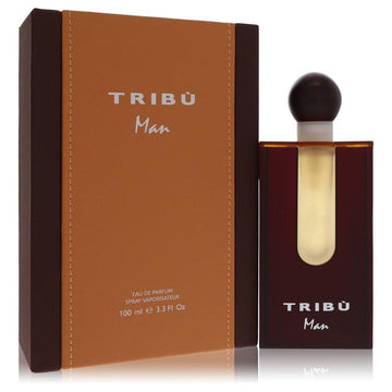 בקבוק בושם Tribu Man לגבר מבית Benetton בעיצוב גברי וכהה עם אלמנטים שבטיים מודרניים, המקרין עוצמה של עץ ארז, ברגמוט ותבלינים חמים.