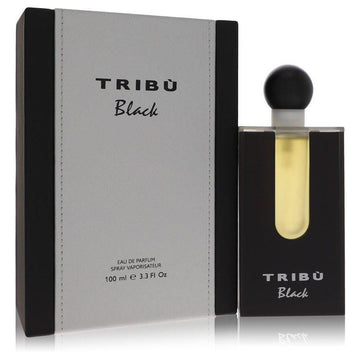 בקבוק בושם Tribu Black לגבר מבית Benetton בעיצוב ארכיטקטוני יוקרתי בצבע שחור מט עם אלמנטים של כסף, המקרין עוצמה של פלפל שחור, עור וענבר חם.