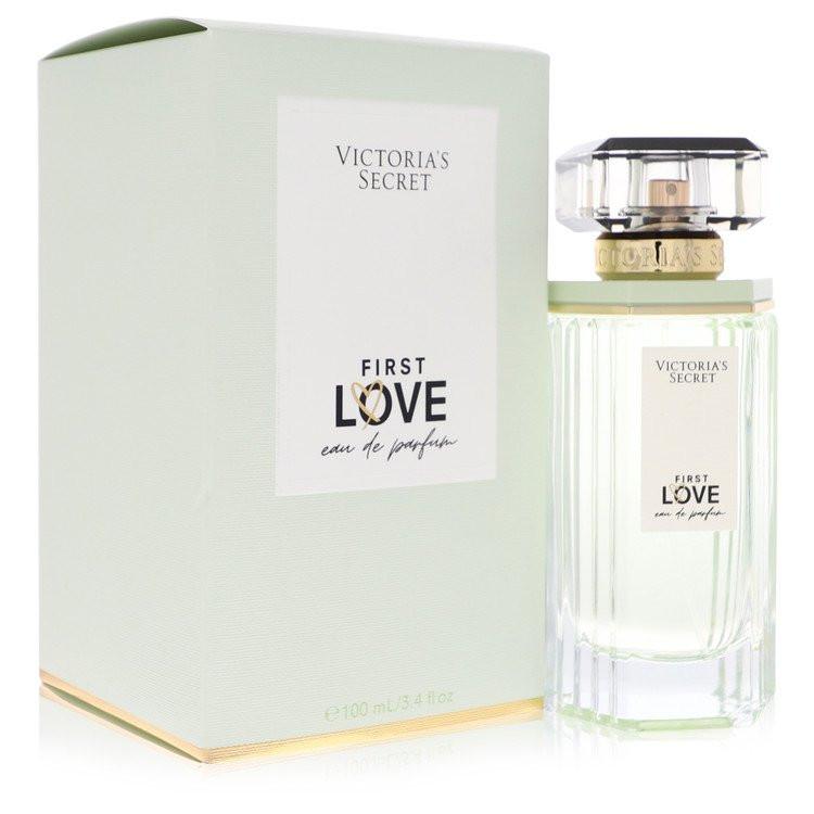 בושם Victoria's Secret First Love לאישה - אדל פרפיום יוקרתי המשלב עלי סיגליות, שושנת העמקים ומושק טהור בבקבוק בעיצוב נקי המקרין רעננות אביבית וביטחון עצמי מודרני.