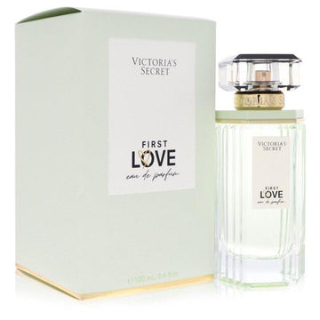בושם Victoria's Secret First Love לאישה - אדל פרפיום יוקרתי המשלב עלי סיגליות, שושנת העמקים ומושק טהור בבקבוק בעיצוב נקי המקרין רעננות אביבית וביטחון עצמי מודרני.