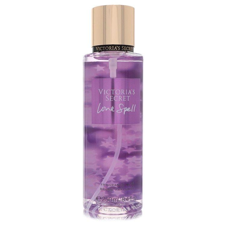 מיסט גוף Victoria's Secret Love Spell לאישה - הניחוח האייקוני המשלב פריחת דובדבן ואפרסק בבקבוק סגול המקרין רעננות פירותית אבסולוטית וסטייל נצחי.
