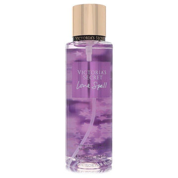 מיסט גוף Victoria's Secret Love Spell לאישה - הניחוח האייקוני המשלב פריחת דובדבן ואפרסק בבקבוק סגול המקרין רעננות פירותית אבסולוטית וסטייל נצחי.