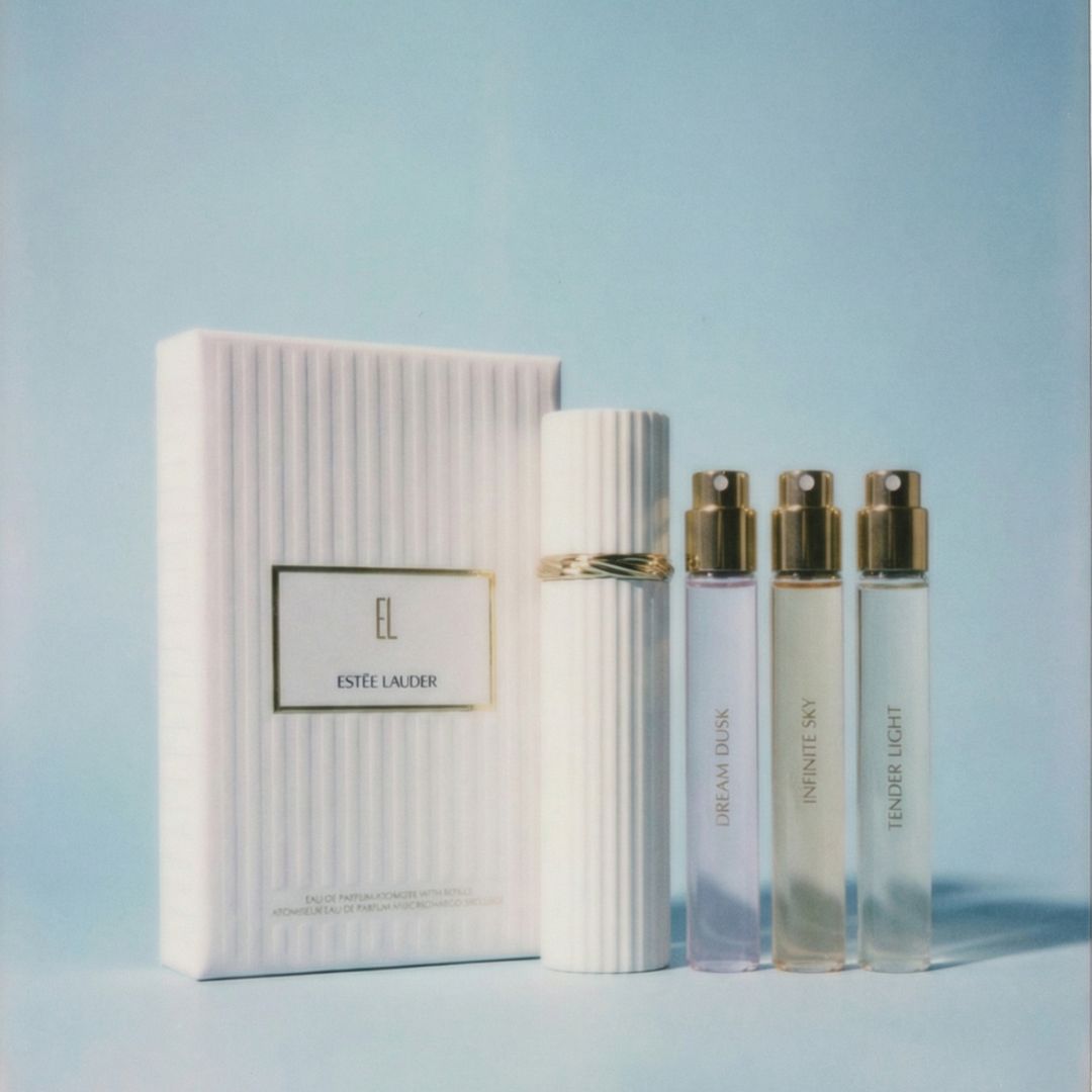 מארז שלישיית בשמי יוקרה אסתי לאודר הכולל את הניחוחות Tender Light, Infinite Sky ו-Dream Dusk עם נרתיק נסיעה מהודר - Estee Lauder Luxury Travel Set