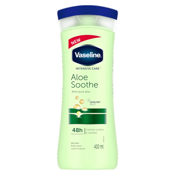 בקבוק תחליב לחות לגוף וזלין Vaseline Intensive Care Aloe Soothe בנפח 400 מ"ל מועשר באלוורה טבעית וחומצה היאלורונית, בעיצוב בגווני ירוק אלוורה וכחול.