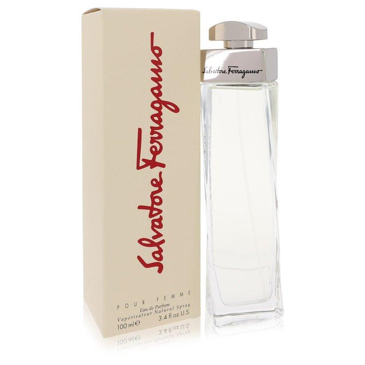 בושם Salvatore Ferragamo pour Femme לאישה - או דה פארפם בבקבוק פיסולי זהוב המקרין אצילות של אשכולית, איריס ועץ אלגום חמים.