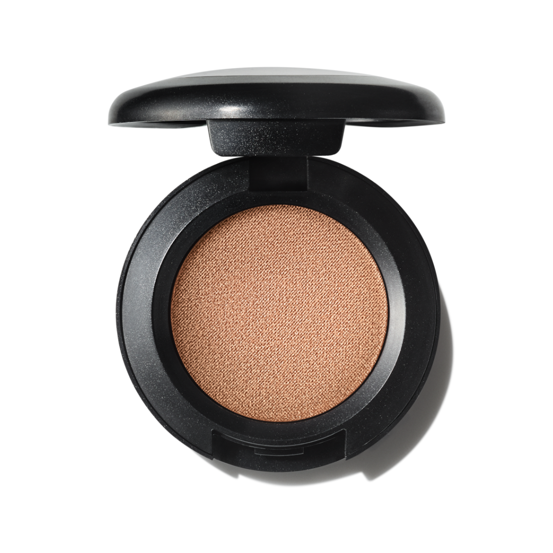 צללית עיניים M·A·C Eye Shadow Veluxe Pearl בגימור מטאלי פנינתי ומרקם קטיפתי עשיר