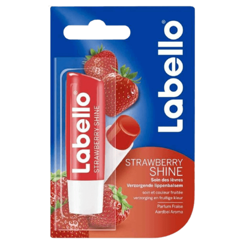 סטיק שפתון לחות לבלו תות Labello Strawberry Shine להזנת שפתיים יבשות ל-24 שעות בניחוח פירותי עסיסי וגימור צבע אדמדם מנצנץ בעיצוב ורוד תות וכחול 4.8 גרם