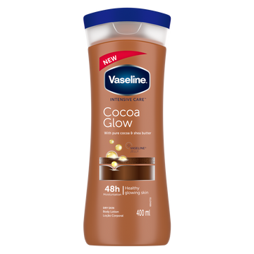 בקבוק תחליב לחות לגוף וזלין Vaseline Intensive Care Cocoa Glow בנפח 400 מ"ל מועשר בחמאת קקאו טבעית, בעיצוב בגווני חום קקאו עשיר וכחול.