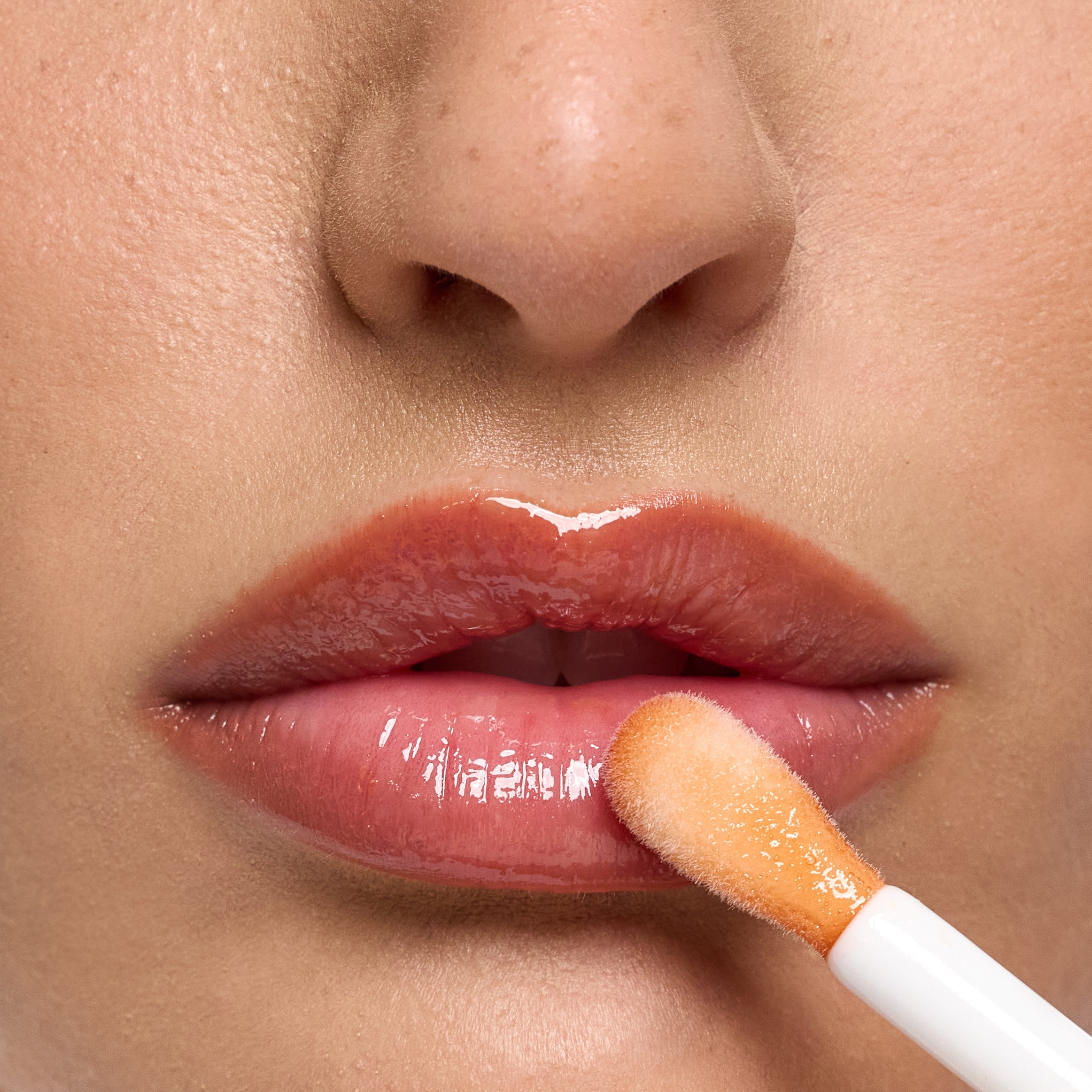 LIP OIL - שמן שפתיים מזין למראה מלא, זוהר ורווי בלחות | עדה לזורגן