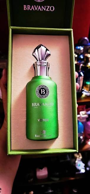 בקבוק בושם לגבר דומונט ברוונזו וסטיג' Dumont Bravanzo Vestige Extrait De Parfum בעיצוב זכוכית כבדה בגוון ירוק בקבוק אמרלד עמוק ופקק כסף מטאלי, תמצית בושם עצמתית ענברית ארומטית 100 מ"ל