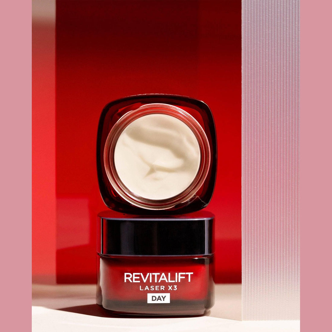 קרם יום לוריאל פריז Revitalift Laser X3 עם 3% פרו-קסילן וחומצה היאלורונית לטיפול בקמטים ומיצוק