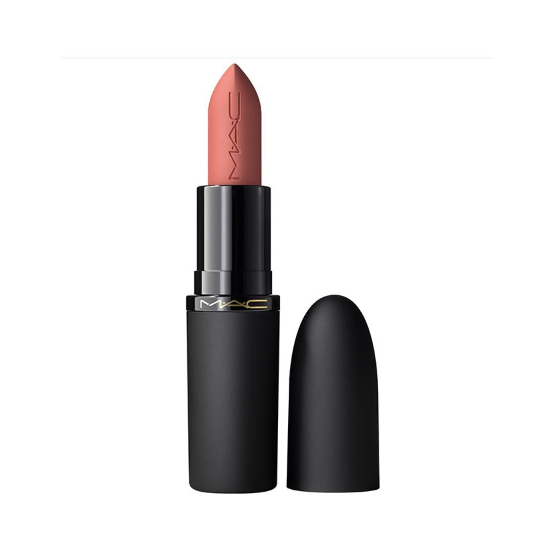 שפתון M·A·C Powder Kiss בגימור מאט מטושטש ורך למראה שפתיים רומנטי ומלא לחות